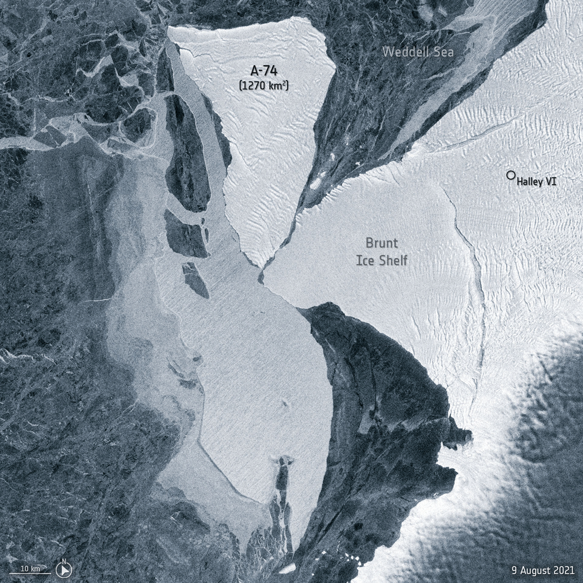 Et gigantisk isfjell på 1270 kvadratkilometer knakk av isbremmen Brunt i Antarktis i august 2021. Her sett av Sentinel-1.
