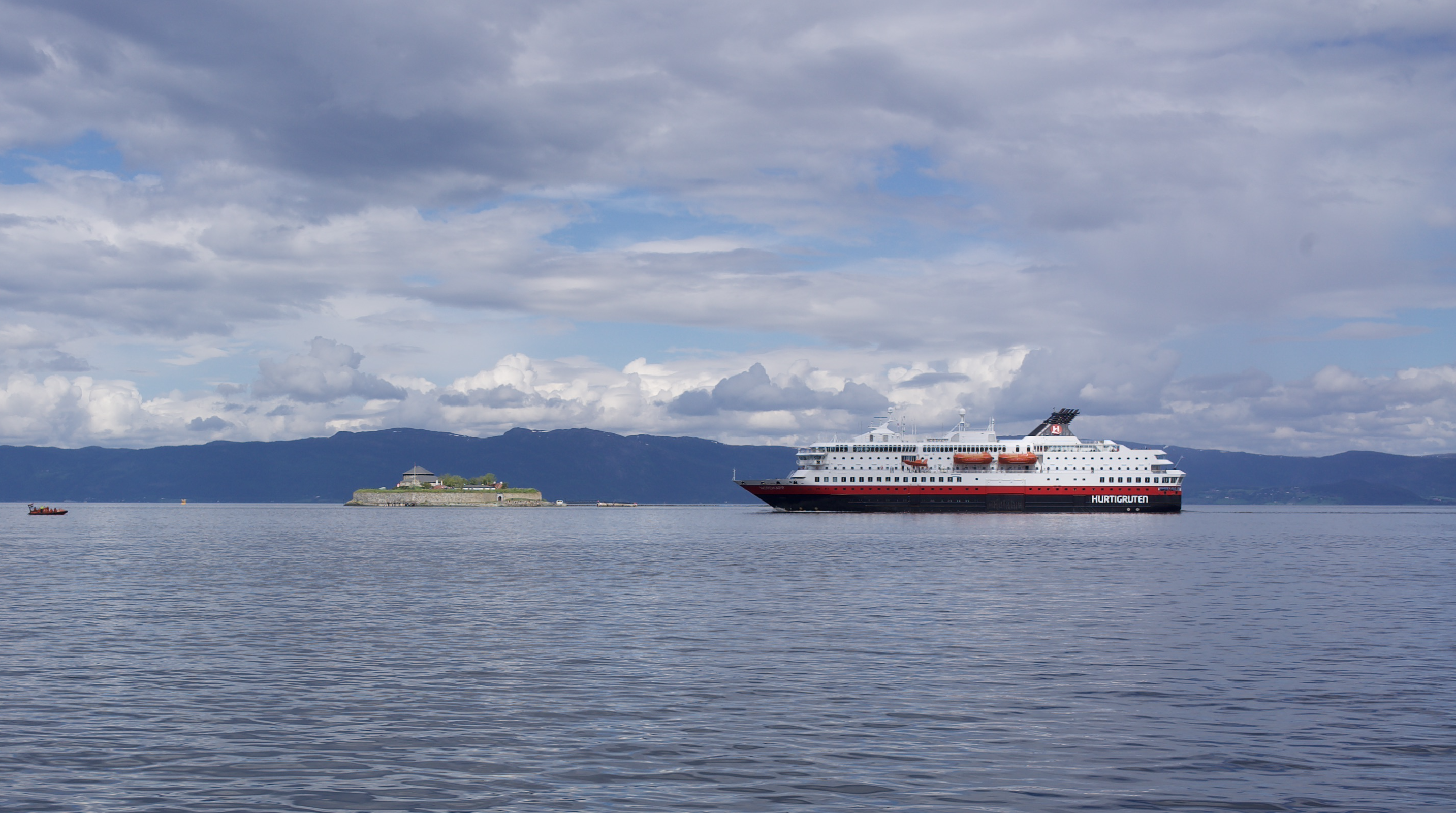 Hurtigruta i Trondheimsfjorden.