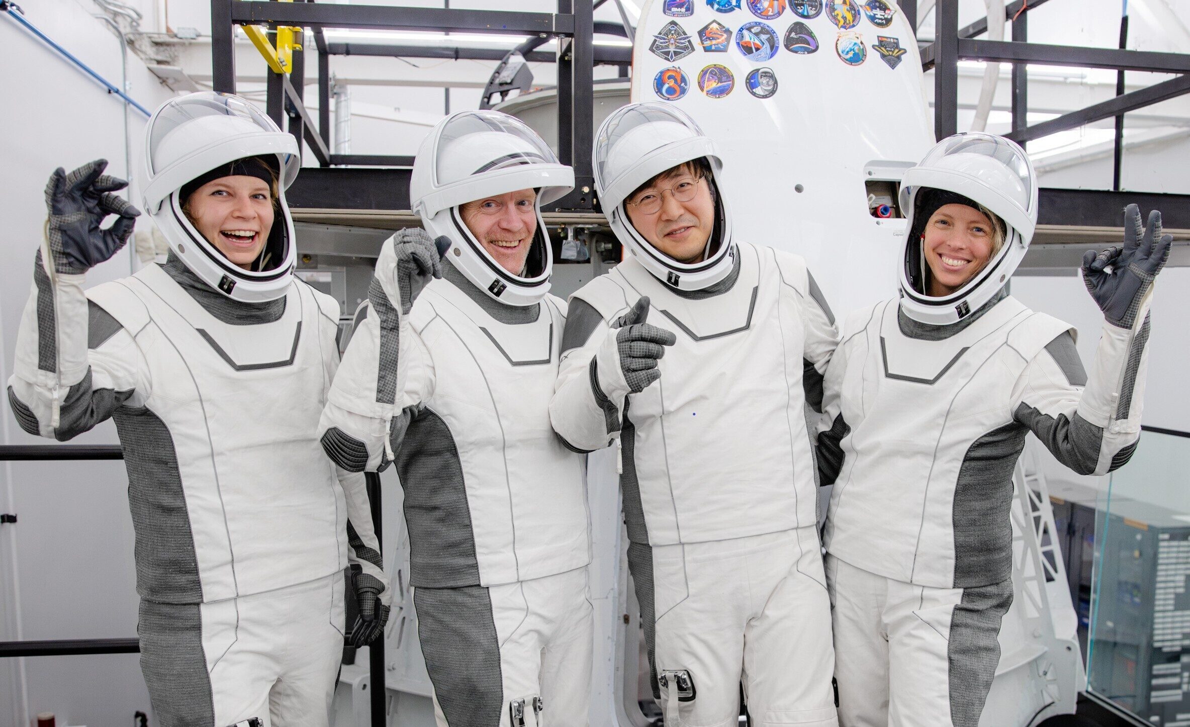 Mannskapet på Fram2 i romdrakter hos SpaceX. Fra høyre: Jannicke Mikkelsen, Chun Wang, Eric Phillips og Rabea Rogge.