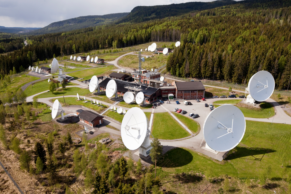 Telenors antenneanlegg i Nittedal kommuniserer med radio, TV, telefoni and datasatellitter.