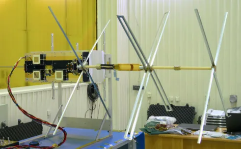 Bilde av antennen til NorSat-2 under bygging av satellitten.
