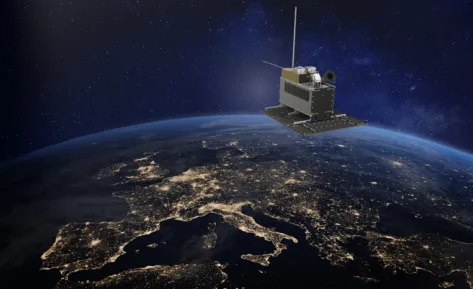 Illustrasjon av NorSat-3 i bane.