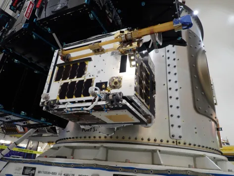 Bilde av NorSat-TD under montering på Falcon 9-bæreraketten.