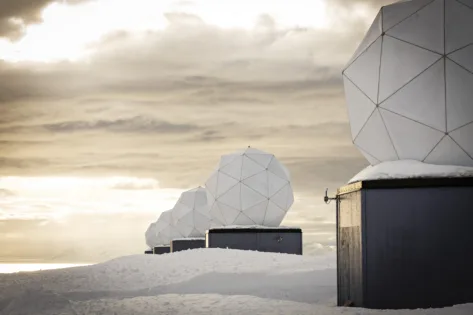 Antenner ved KSATs bakkestasjon på Svalbard.