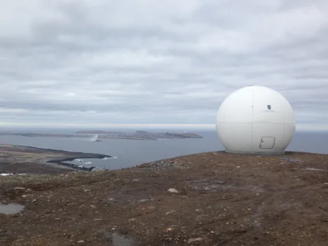 Bakkestasjonen i Vardø kommuniserer med de norske småsatellittene.