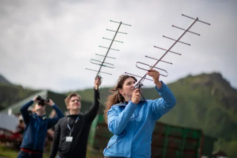 Unge studenter fanger signaler fra selvbyggede instrumenter skutt opp i en forskningsrakett i regi av Andøya Space Education.