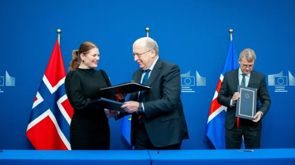 Næringsminister Cecilie Myrseth avbildet med EU-kommisær Andrius Kubilius under signeringen av avtalen om Secure Connectivity.