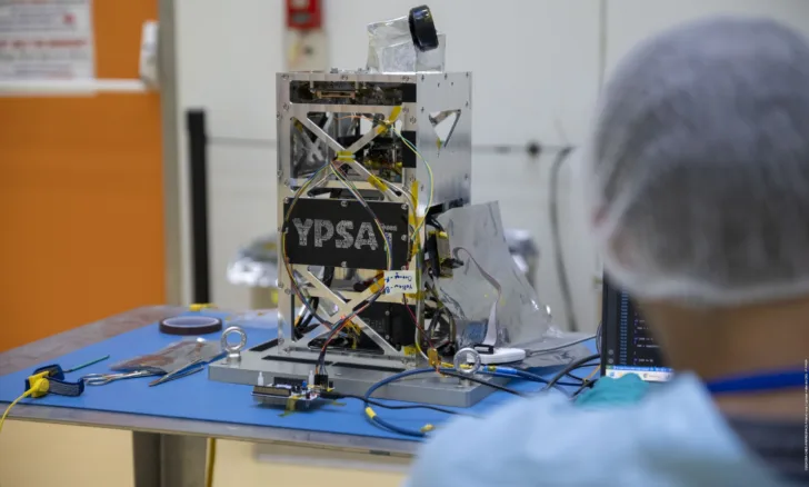 YPSat er laget av Young Professionals ved ESA. YPSat blir med på og skal undersøke på den første turen til Ariane 6.
