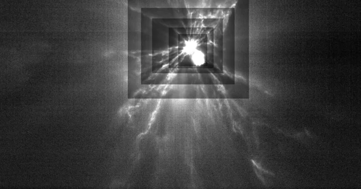 Den 26. september 2022 smalt NASAs romsonde DART inn i den lille asteroiden Didymoon i bane rundt asteroiden Didymos. Bildet er tatt av LICIACube, en småsatellitt som var med DART.