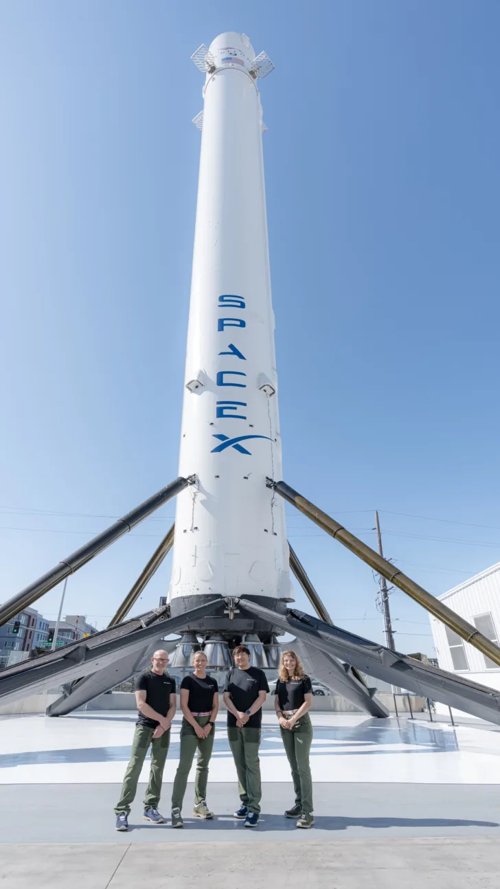 Mannskapet på Fram2 foran en Falcon 9-bærerakett hos SpaceX.