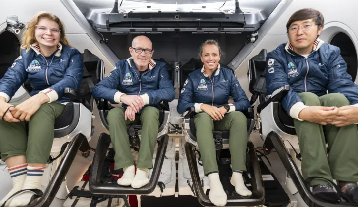 Mannskapet i Fram2 inne i et Dragon-romfartøy. Jannicke Mikkelsen er nummer to fra høyre.