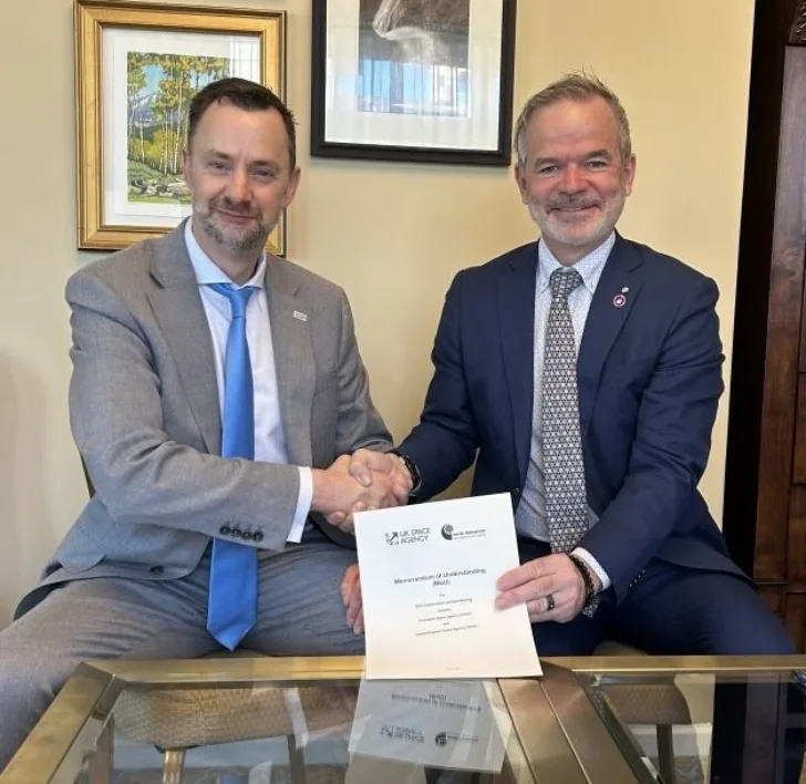 Paul Bates, administrerende direktør for UK Space Agency, undertegnet en samarbeidsavtale om romtrafikkovervåking med Christian Hauglie-Hanssen, administrerende direktør for Norsk Romsenter, 10. april 2025.