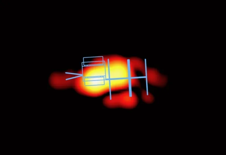 Radarbilde av NorSat-TD på vei mot jordas atmosfære. Satellittens struktur er tegnet oppå bildet. NorSat-TD befant seg i 297 kilometers høyde da bilde ble tatt.