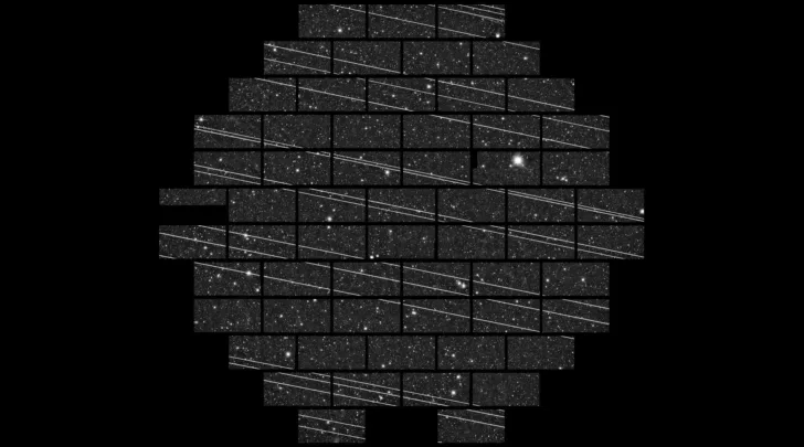 Lysstreker fra småsatellitter i et astronomisk bilde tatt av Cerro Tololo Inter-American Observatory i 2019.