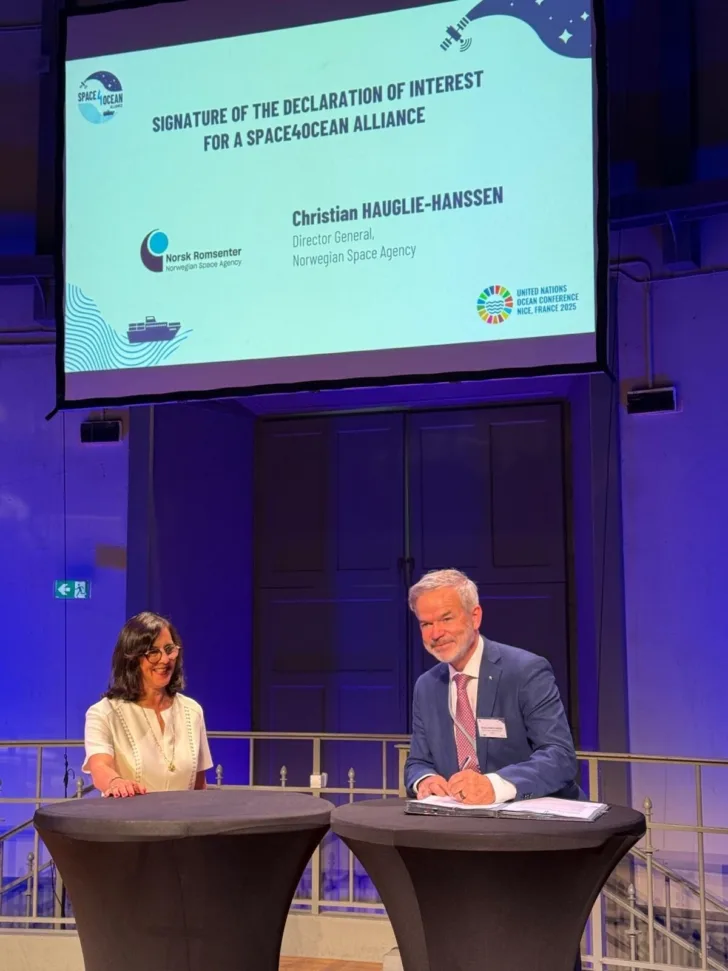 Christian Hauglie-Hanssen, Director General of the Norwegian Space Agency, signed Space4Ocean in Nice.