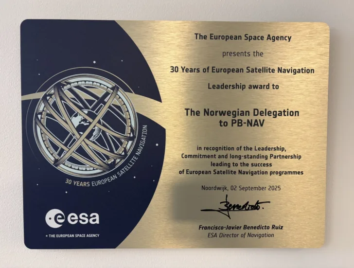 ESAs pris til den norske delegasjonen innen satellittnavigasjon for et godt samarbeid gjennom 30 år.