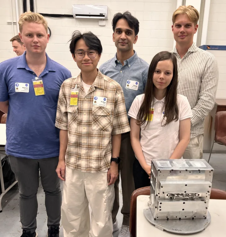 Noen av medlemmene i Lyra med småsatellitten MUNIR-3.