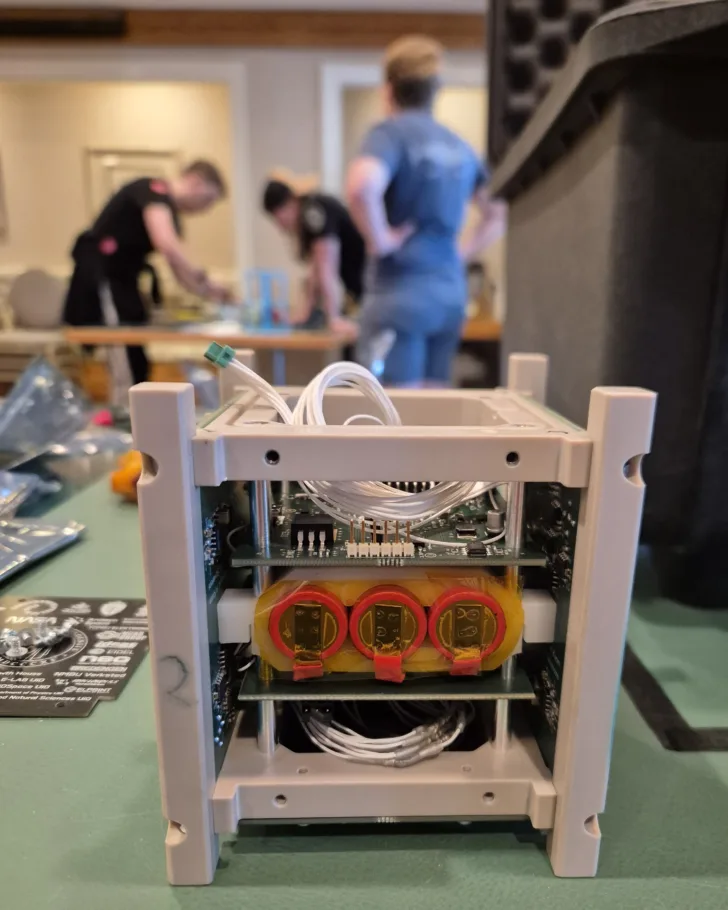 Medlemmene i Lyra på jobb med småsatellitten MUNIR-3.