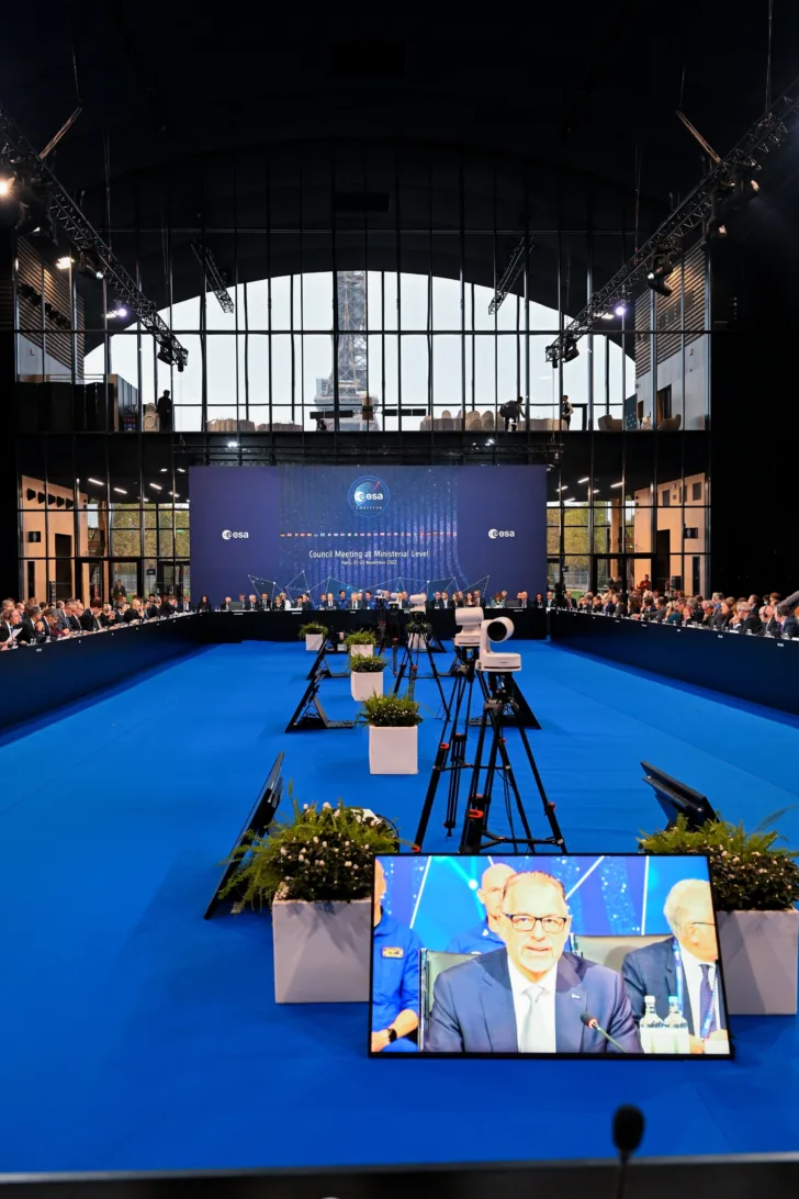 Fra ESAs ministermøte i 2022. ESAs toppleder Josef Aschbacher kan sees på skjermen i front.