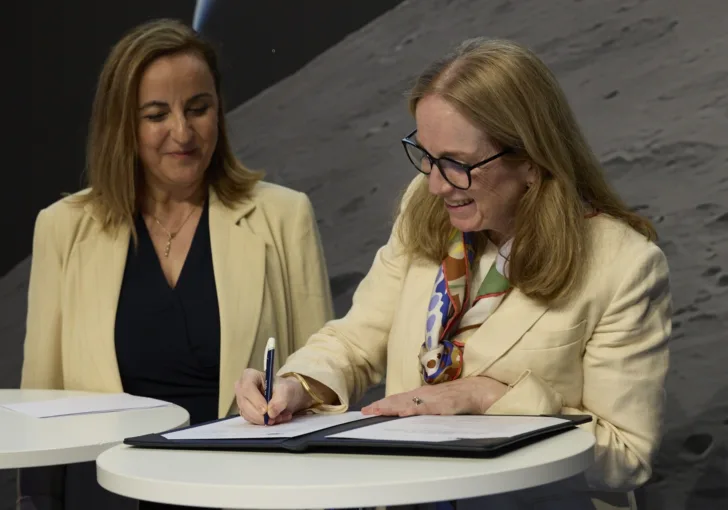 Catherine Kavvada, direktør for Secure and Connected Space ved DG DEFIS, Europakommisjonen og Laila Stenseng, Norges ambassadør til Tyskland, ved underskrivingen av ISOS-avtalen.