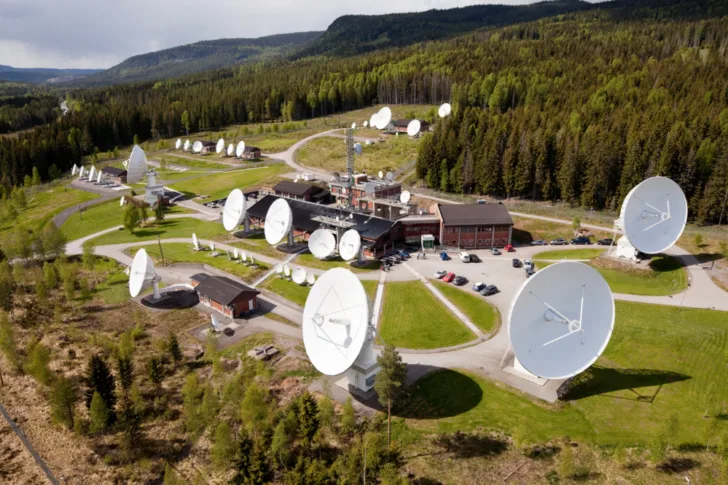 Telenors antenneanlegg i Nittedal kommuniserer med radio, TV, telefoni and datasatellitter.