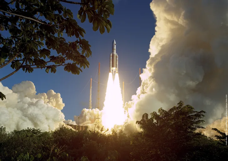 Oppskyting med Ariane 5-bærerakett fra Kourou i Fransk Guyana.
