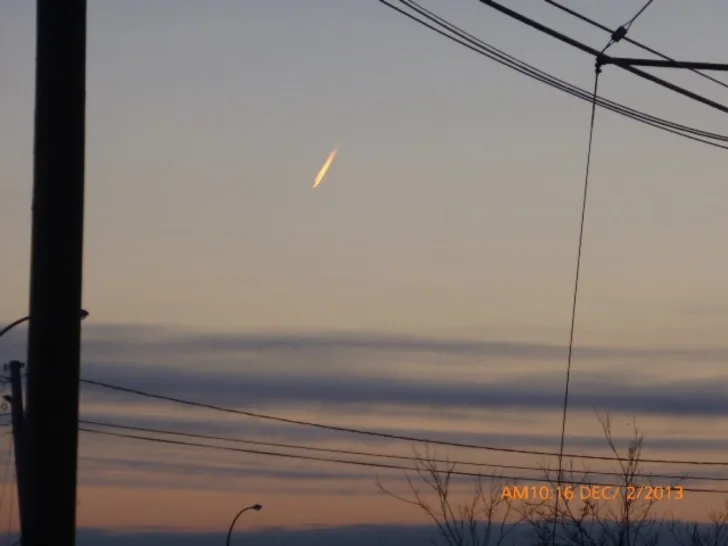 Bildet viser en flystripe i solnedgang.
