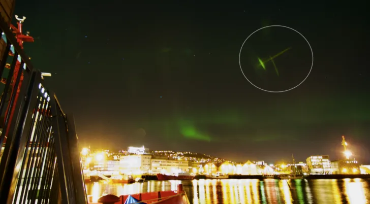 I dette fotografiet av nordlys, kan du tydelig se en refleksflekk oppe i høyre hjørne.
