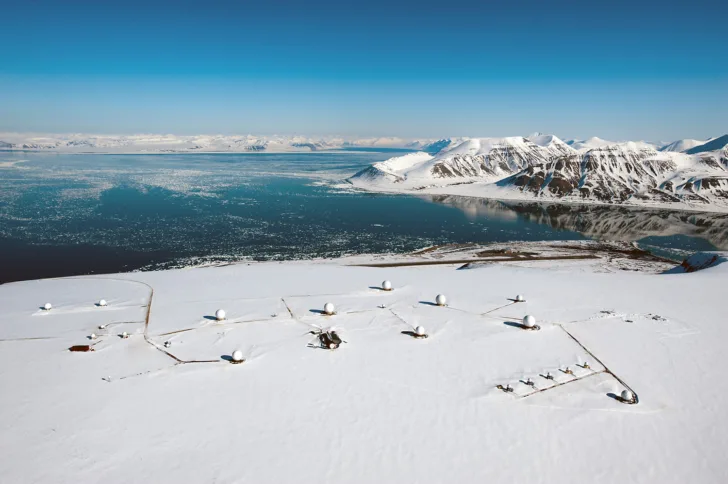 SvalSat, KSATs nedlesingsstasjon på Svalbard, sett i 2012.