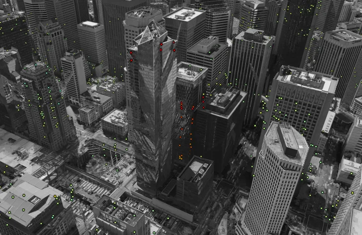 Skyskraperen Millennium Tower (midt på bildet) i San Francisco synker med mer enn 5 cm per år (røde punkter). Bygningene rundt beveger seg nesten ikke (grønne punkter).