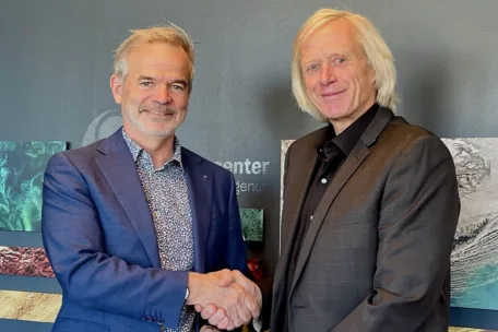 The agreement between The Norwegian Space Agency and KSAT was signed by Christian Hauglie-Hanssen (left) og Rolf Skatteboe.