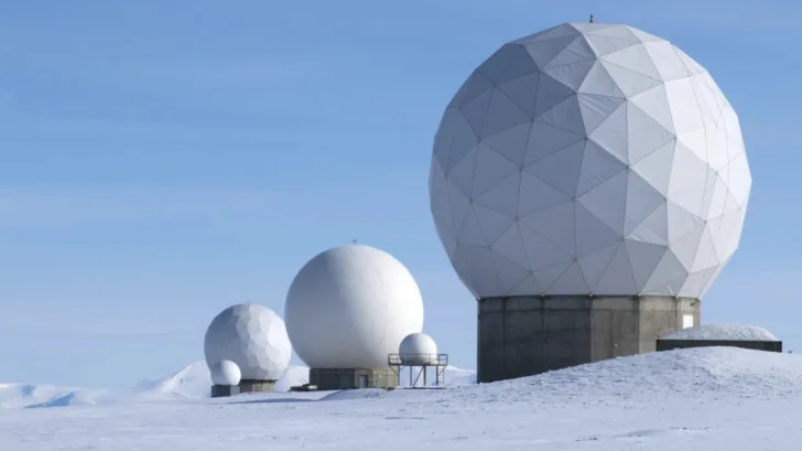 SvalSat, KSATs bakkesegment for nedlesing av satellitter på Svalbard. De små antennene tilhører KSAT Lite, bakkesegmentet spesielt utviklet for småsatellitter.