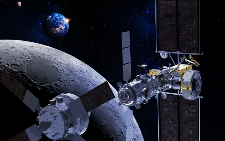 Orion nærmer seg Gateway ved månen, med jorda og Mars i bakgrunnen.
