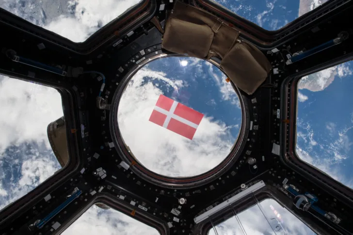 Det danske flagget i utkikkskuppelen på romstasjonen.