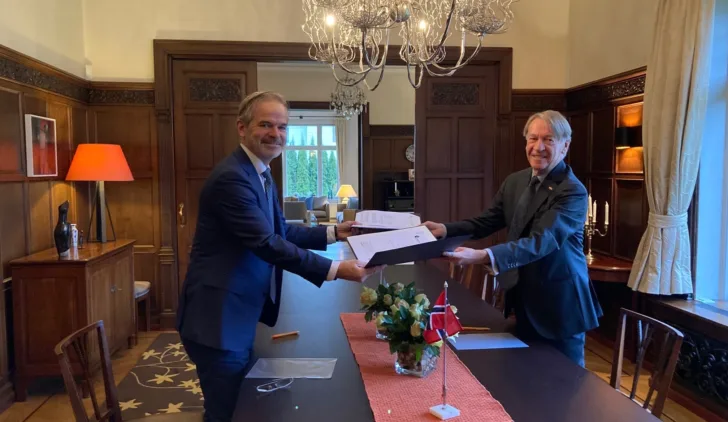 Christian Hauglie-Hanssen (t.v.) and Tom van Oorschot signerte avtalen for NorSat-TD og SmallCat i Oslo.
