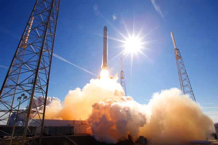 En bærerakett av typen Falcon 9 fra SpaceX under oppskyting.