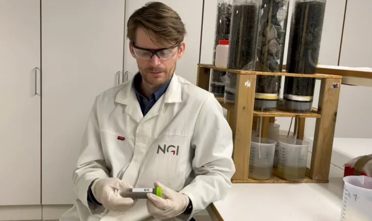 Kan måneregolitt brukes til å dyrke planter? Her labforsøk hos NGI.