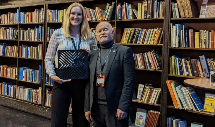 Rannveig Marie Færgestad vant prisen Young Spaceport Norway i 2022. Her med Ole Dokka, arrangør av konferansen Spaceport Norway.