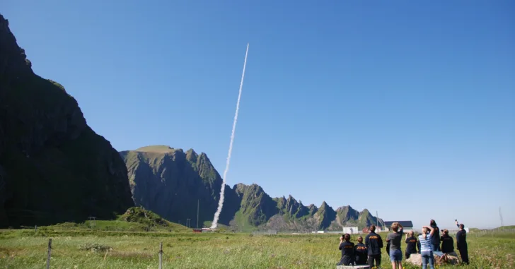 Deltakerne på European Space Camp Skyter opp sin egen forskningsrakett fra Andøya Space.