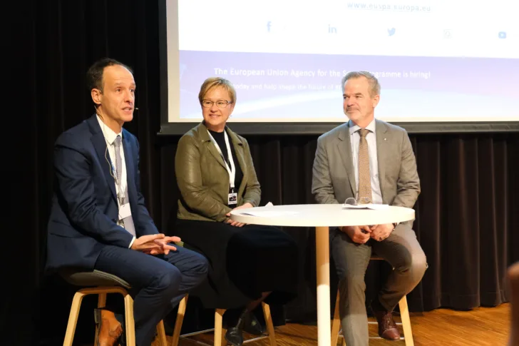 Fra venstre: Rodrigo da Costa, leder EUs rombyrå EUSPA, Reidun Kittelsrud, fagdirektør FoU og innovasjon Kartverket, Christian Hauglie-Hanssen, adm.dir Norsk Romsenter.