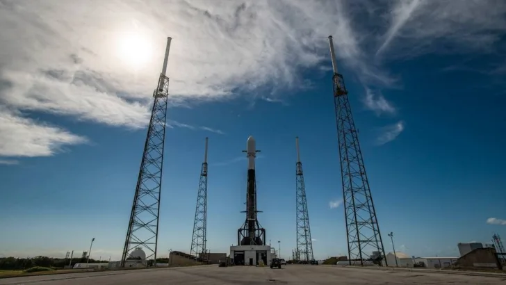 Bærerekatten Falcon 9 fra SpaceX med Hypso-1 ombord like før oppskytingen den 13. januar 2022.