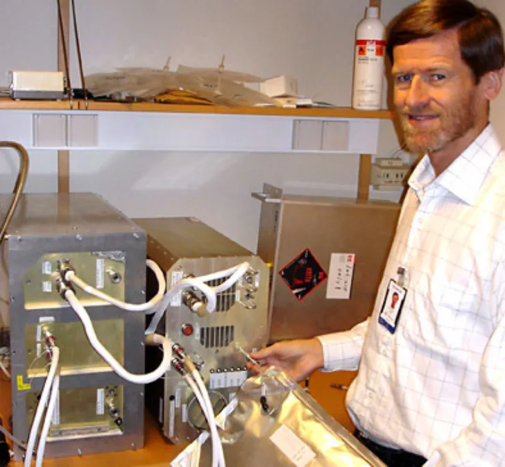 Atle Honne med ANITA før oppskytingen i 2007.