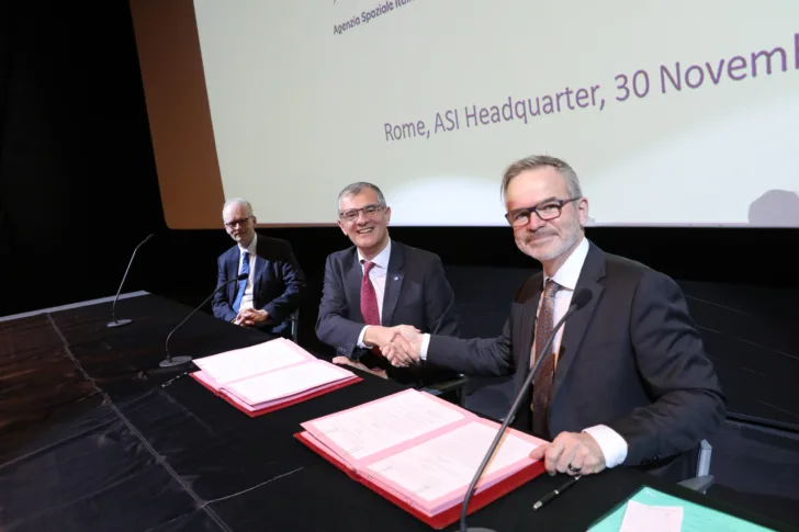 Avtalen er signert. Fra venstre: Johan C. Vibe, Norges ambassadør til Italia, Giorgio Saccoccia, president i ASI og Christian Hauglie-Hanssen, administrerende direktør ved Norsk Romsenter.