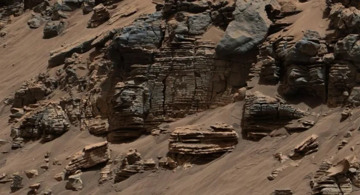 Lagdelte sedimenter dannet i vann på Mars sett av Curiosity.