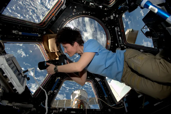 ESAs italienske astronaut Samantha Cristoforetti i Cupola på den internasjonale romstasjonen.