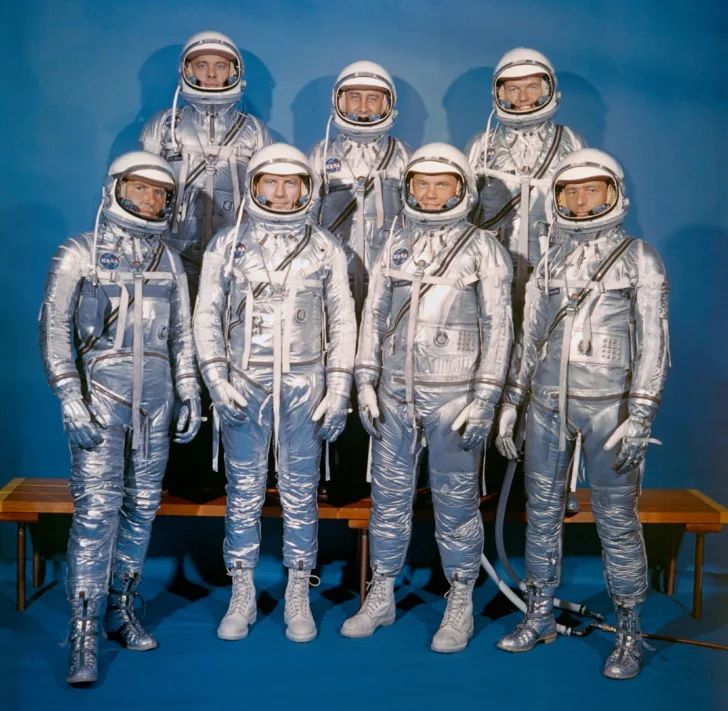 Mercury-programmet valgte ut de syv første astronautene i verden i 1959. Bak fra venstre: Alan Shepard, Gus Grissom, Gordon Cooper. Foran fra venstre: Wally Schirra, Deke Slayton, John Glenn, Scott Carpenter.