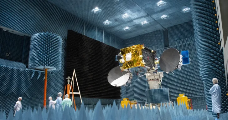 Relésatellitten EDRS-C testes i et ekstremt lydisolert rom hos Airbus i Tyskland.