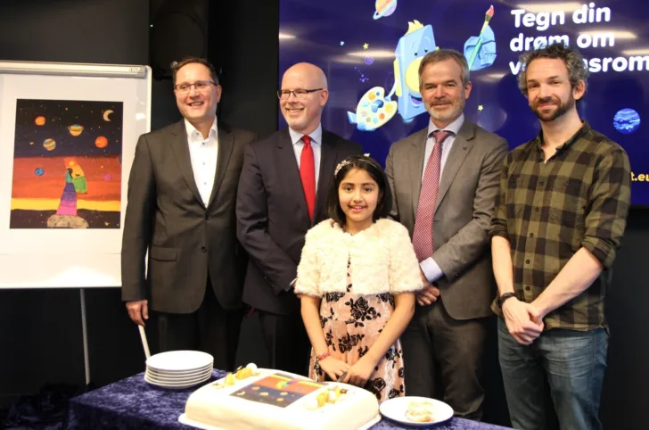 Norge har gitt navn til en av Galileo-satellittene. Den er oppkalt etter Shriya A. Salgarkar som vant en tegnekonkurranse for Galileo.