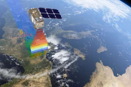 Sentinel-2 er en optisk satellitt som ser i farger og infrarødt for å holde øye med vegetasjonsdekke, skogmasse, jordbruk, plantevekst, elver, innsjøer, og kystlinjer.