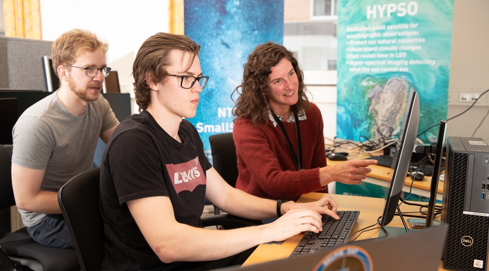 I kontrollrommet til HYPSO-1 ved SmallSat Lab ved NTNU.